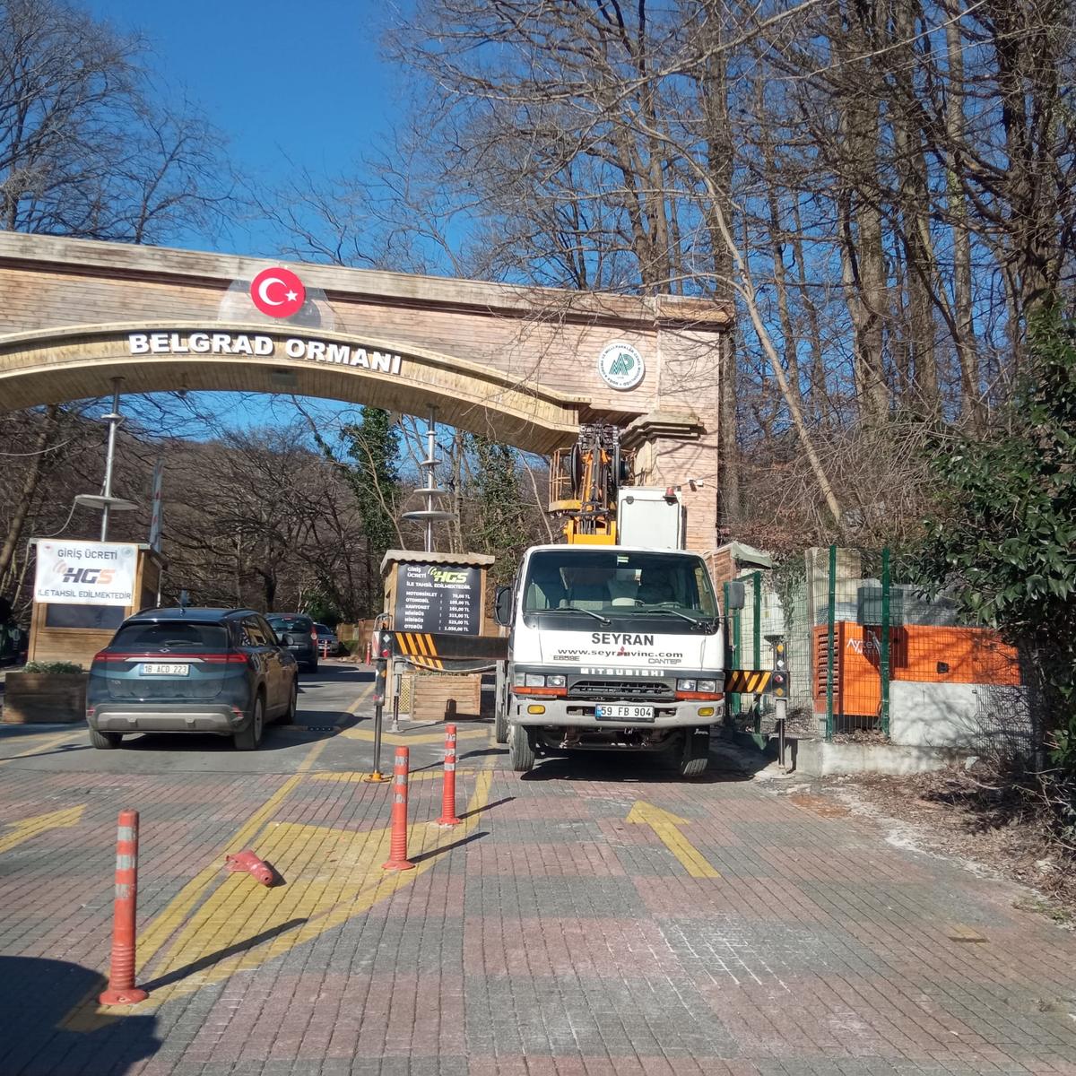 Seyran Vinç aracı, Belgrad Ormanı girişinde çalışma anı